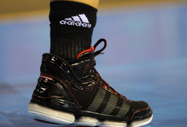 Basketbola izlašu apavi: "Nike" pret "adidas"